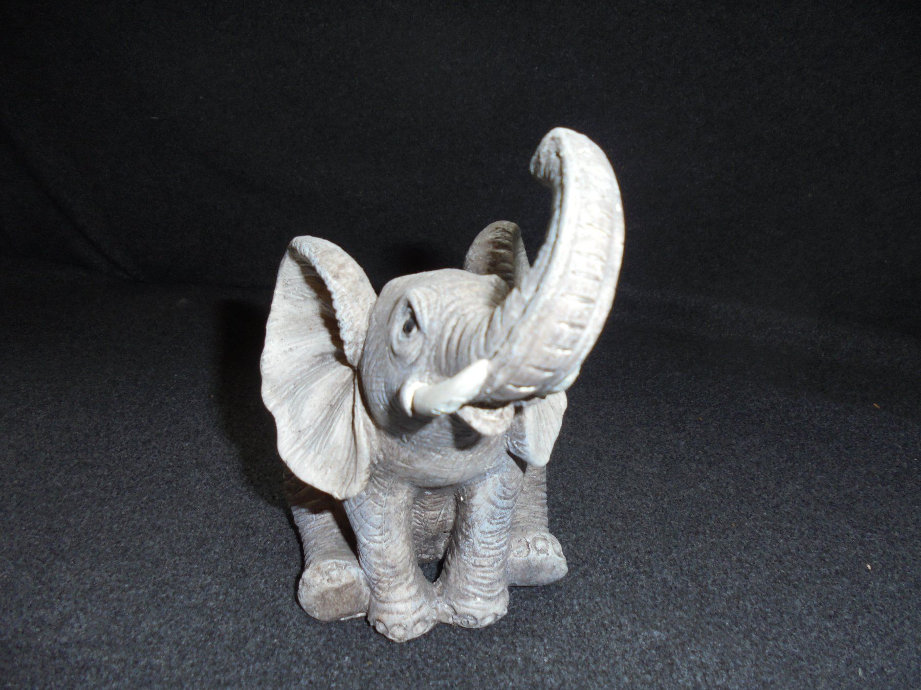 Figuren: 2x Elefant sitzender und stehender – Gebraucht aus Rüschegg-Heubach von Ofen111 2