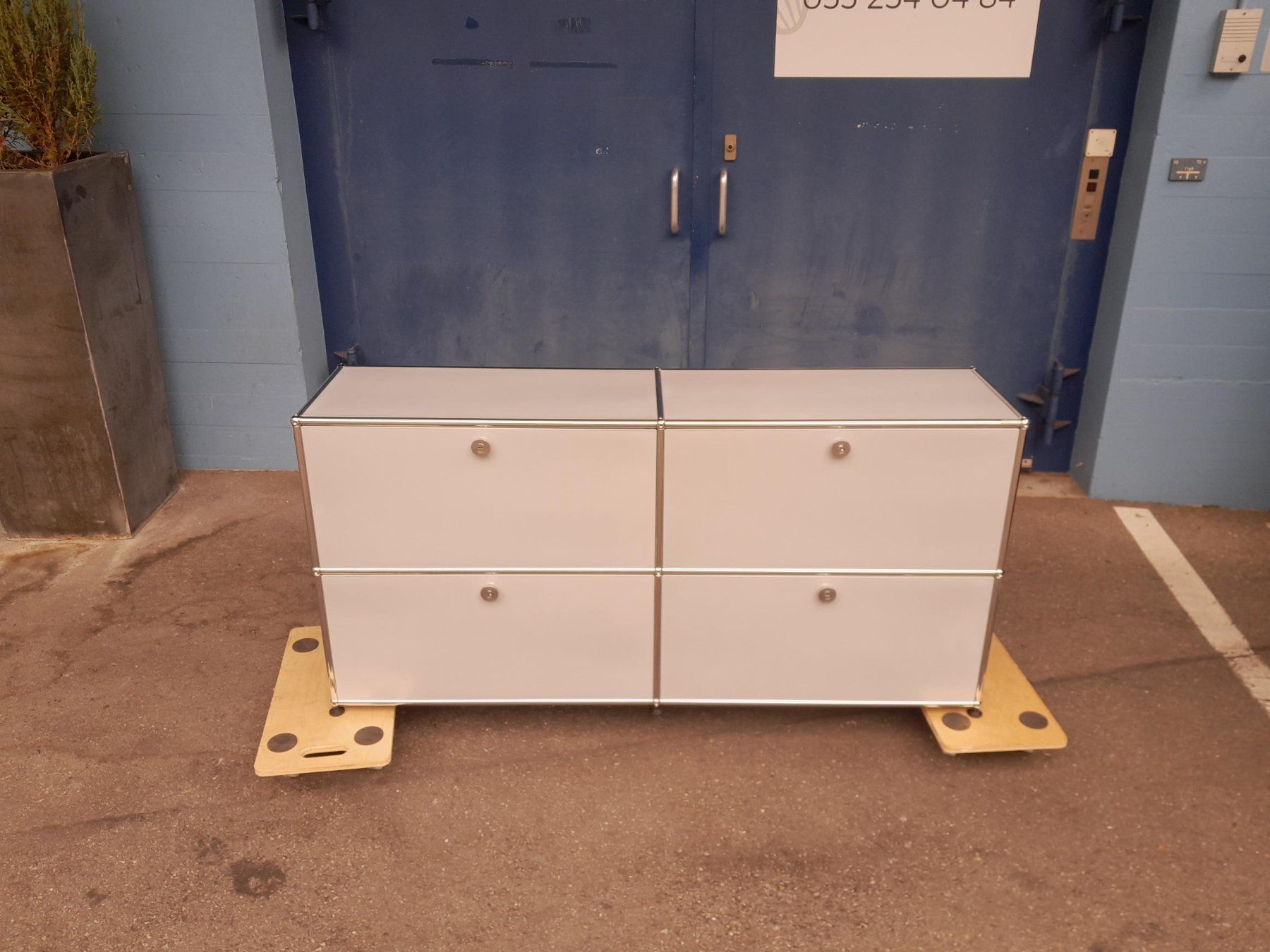 USM Étagères: USM Haller Sideboard / Gestell - Farbe Silber – D'occasion à Männedorf par Bel-view 1
