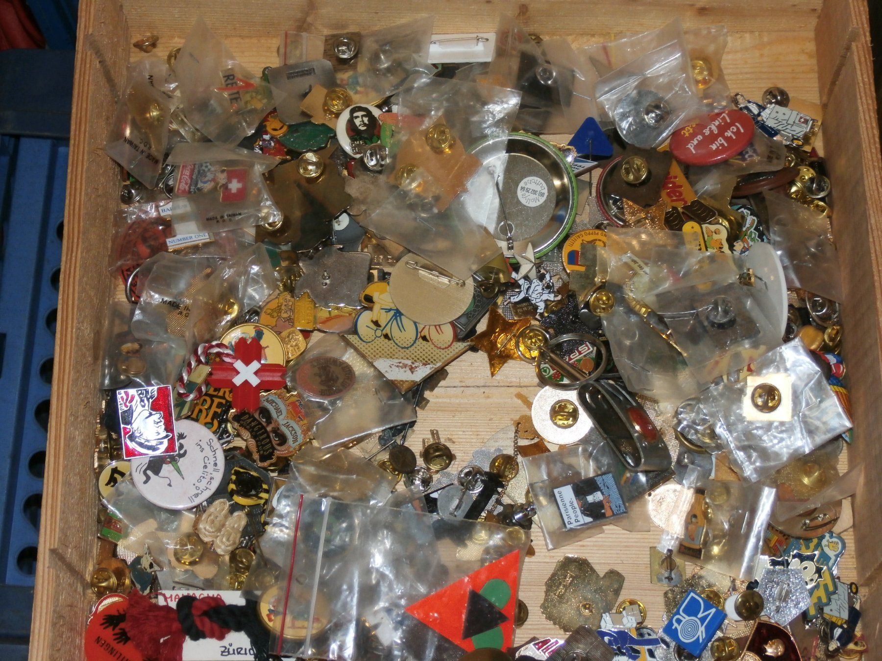 Placchette & Badge: 1,7 Kg Pins Abzeichen etc – Usato da Zürich venduto da tiburzio 1