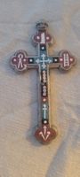 Croix ancienne en mosaïque de pierres