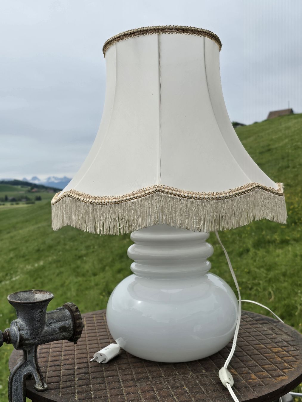 Lampade: Schöne Lampe, weisses Glas, Stoffschirm mit Fransenrand. – Usato da Walkringen venduto da Vanuca 2