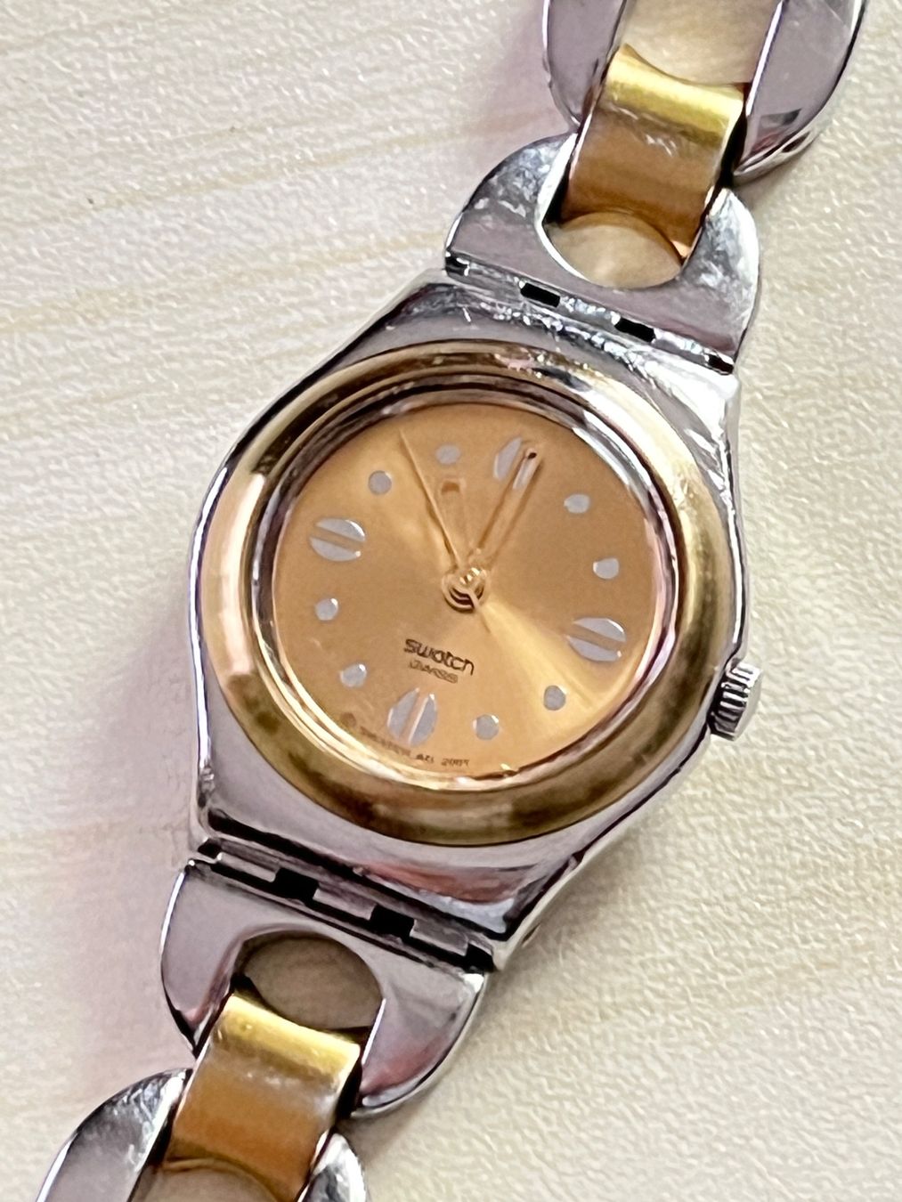 Swatch Orologi: Swatch Damenuhr, Gold/Silber, elegantes Design – Usato da Grenchen venduto da chththl