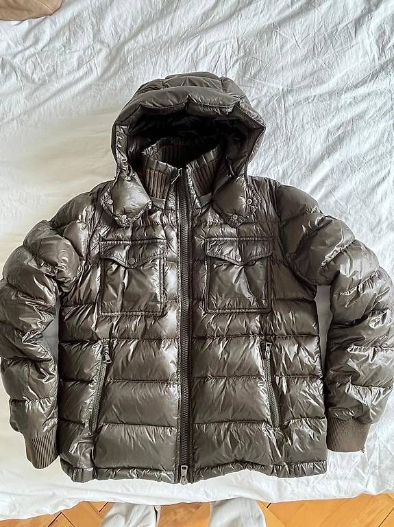 Moncler Giacche: Doudoune Moncler avec capuche taille 5 bon etat – Usato da Lausanne venduto da generation