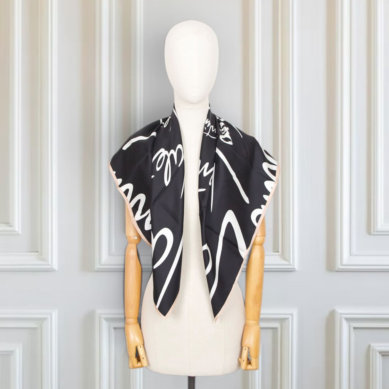 Valentino Foulards, Tücher & Schals: Valentino Seidentuch schwarz/rosa – Gebraucht aus Binningen von Designerlabels 2