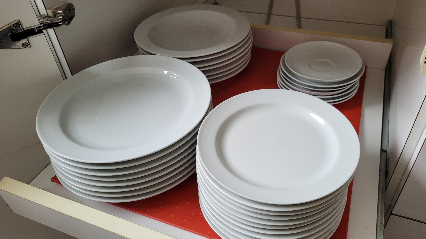Set di piatti: Geschirrset, Teller, Besteck – Usato da Ecuvillens venduto da Pastel-2018