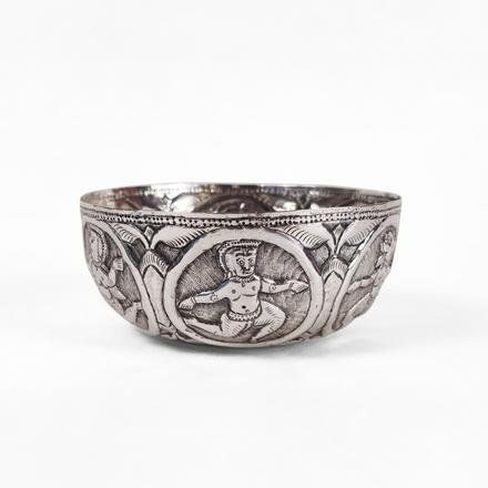 Ciotole: Ciotola in metallo sbalzato e inciso – Usato da Genève venduto da Atelier.Curio