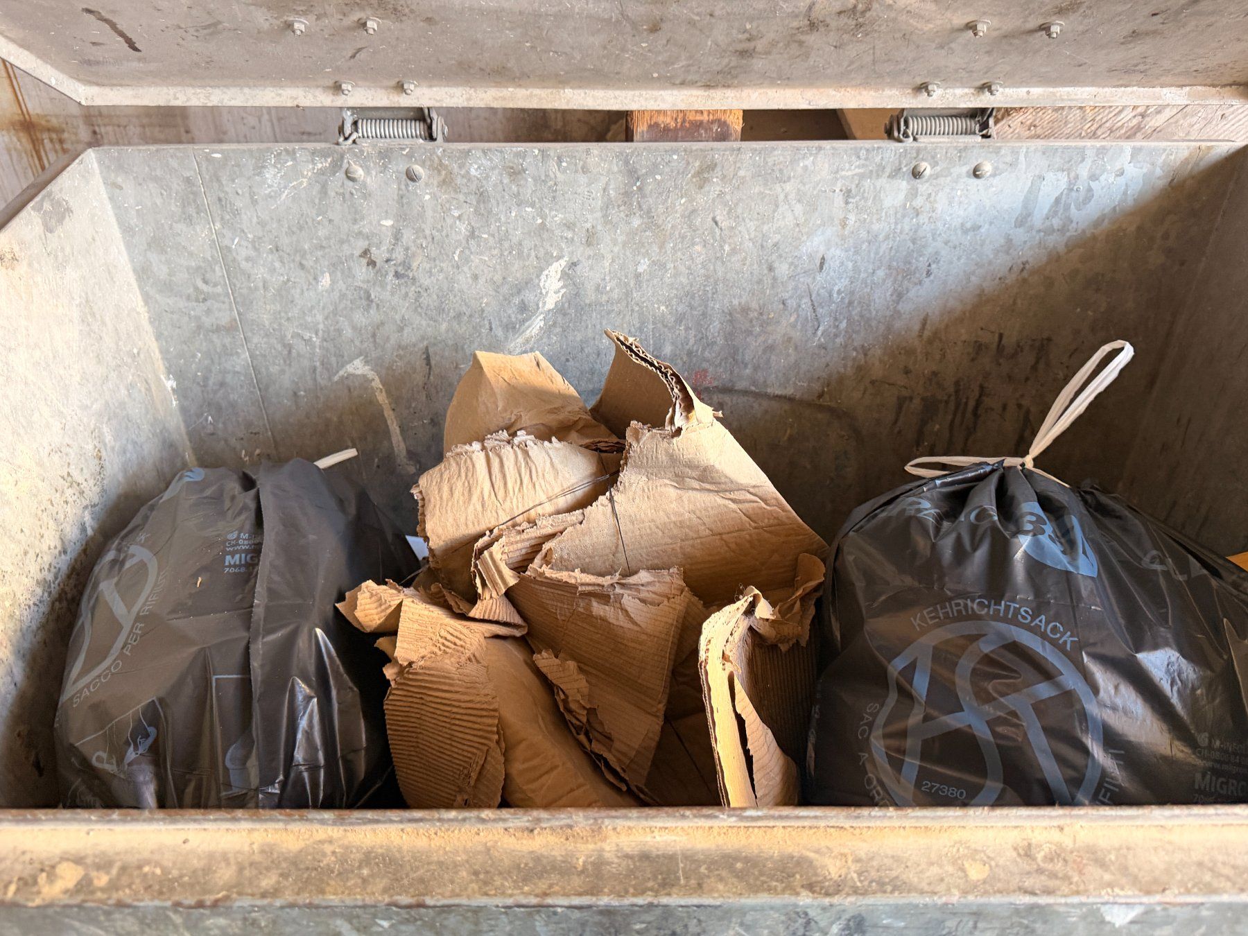 Sonstiges für Büro & Gewerbe: Container (Lot 115) 6017 Ruswil – Gebraucht aus Bäriswil von WWYN-AUKTIONEN 3