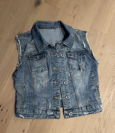 Jeansgilet mit blumenmuster auf dem Rücken Gr M