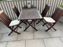 Teakholztisch mit 4 Stühlen
