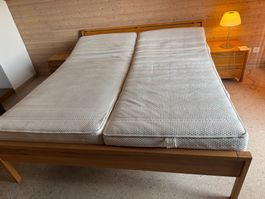 D-Bett Kernbuche & 2 Nachttische & Matratzen (LETZTE CHANCE)