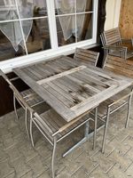 Tisch mit  Stühlen 