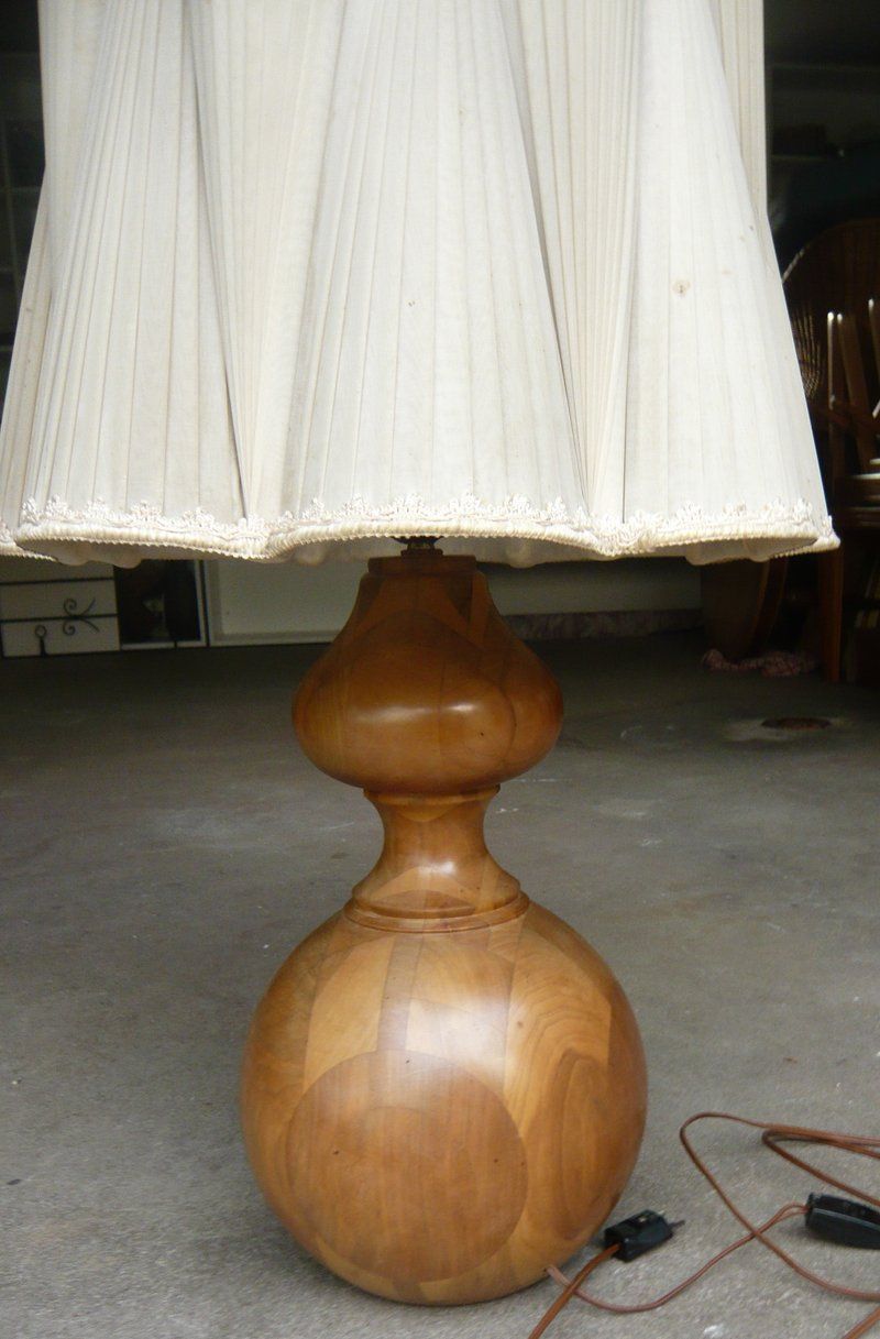 Lampade: Alte Lampe / Stehelampe aus Holz – Usato da Ruggell venduto da Btt 3