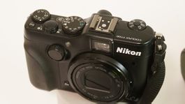 Nikon Coolpix P7100 Digital mit Flash SB22, Ladegerät, Etui