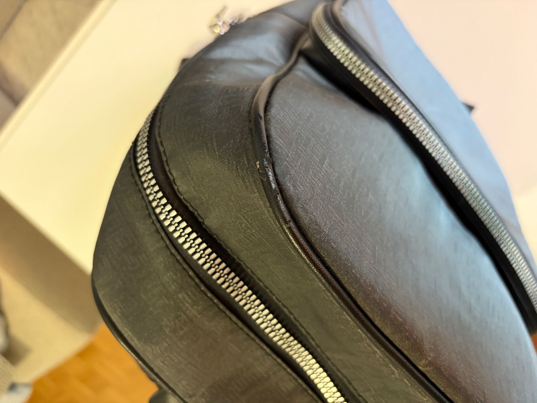 Guess Zaini: Guess Rucksack Schwarz – Usato da Langenthal venduto da Mupho8 3