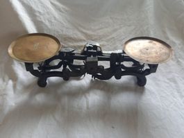 Balance ancienne suisse en fer forgé avec 2 plateaux, 1 kg
