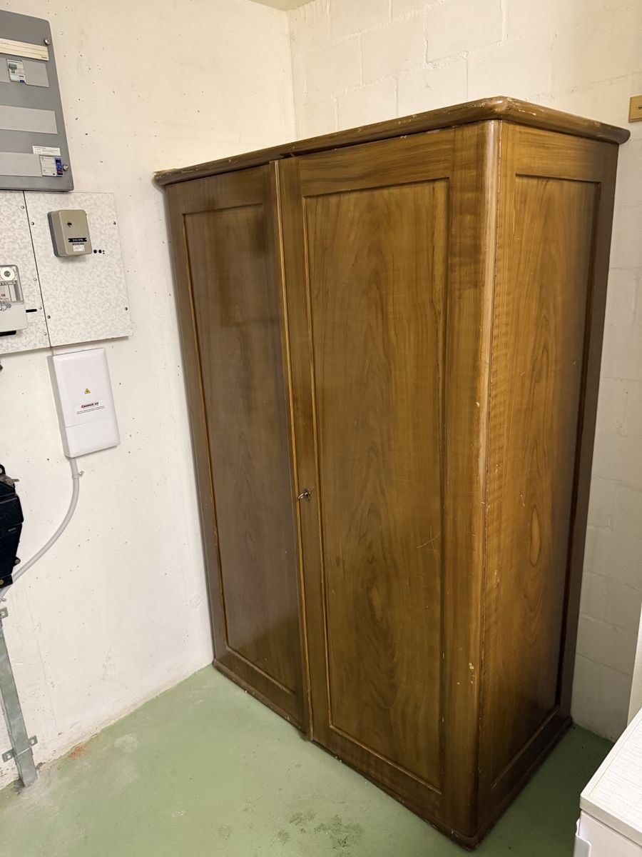 Armadi: Holzschrank – Usato da Grünen venduto da Padoxen
