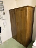 Holzschrank