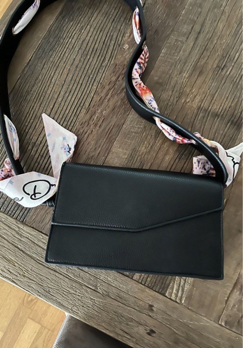 Borse da donna: Schwarze Schultertasche mit Seidentuch-Tragegurt – Nuovo (secondo la descrizione) da Horgen venduto da lau_mb8n 1