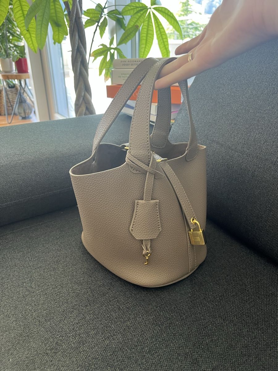 Taschen für Damen: Taupe Soft Bucket Bag with Lock – Neu (gemäss Beschreibung) aus Oberarth von pau_h8rf 2