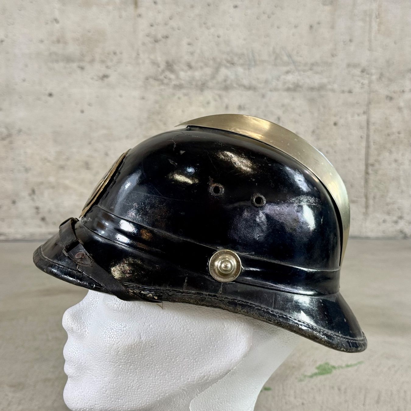 Pompieri: Antiker Feuerwehrhelm mit Emblem – Usato da Basel venduto da Brocki-auf-dem-Wolf 2