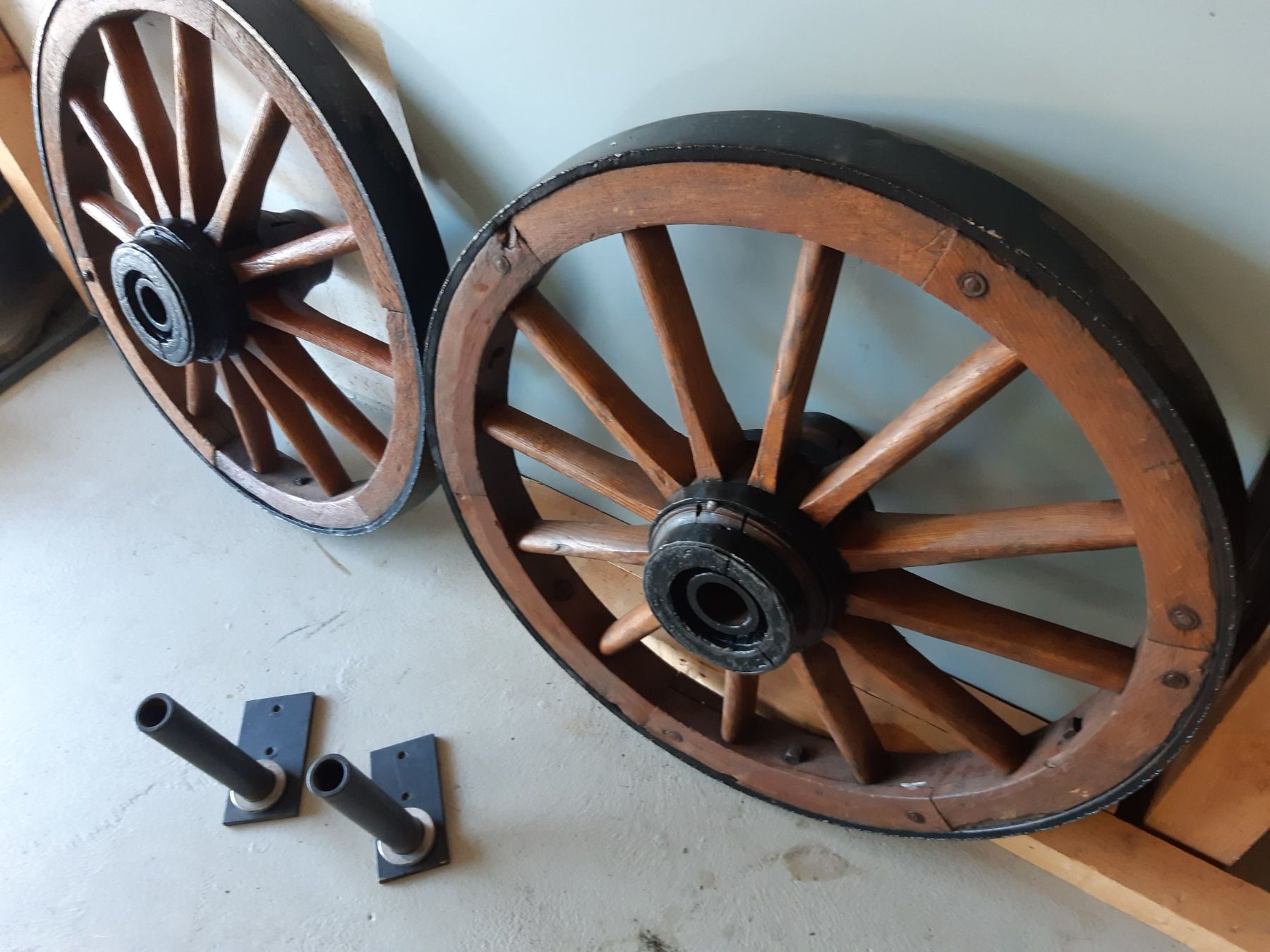 Toutes les décorations: 2 Stk.Wagenräder alt Holz-Metall – D'occasion à Feusisberg par Haldron68 2