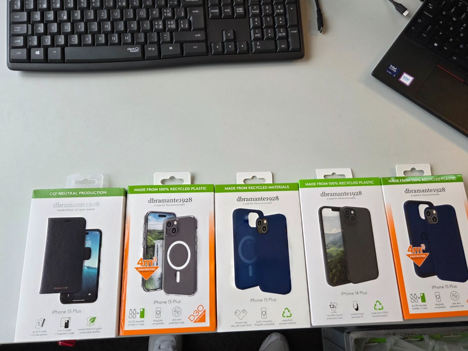 Cover & Protezioni schermo: diverse iPhone Hüllen 64 Stk. – Nuovo e nell'imballaggio originale da Uster venduto da lookandlisten