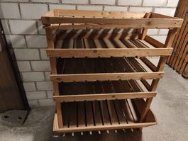 Praktisches Holzregal für Keller