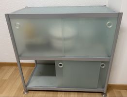 Glasvitrine mit Schiebetüren
