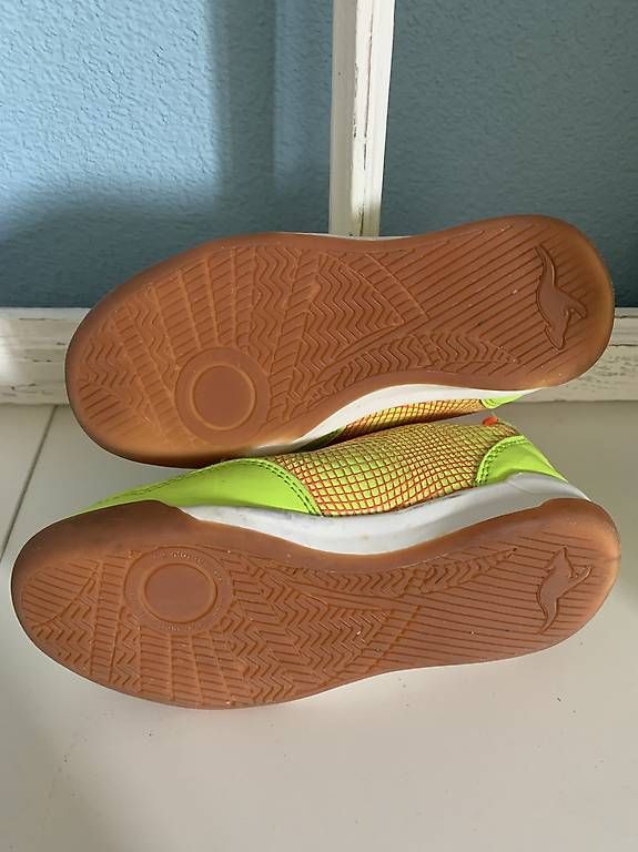 Chaussures garçon: Turnschuhe Grösse 28 – D'occasion à Otelfingen par che_26d5 2