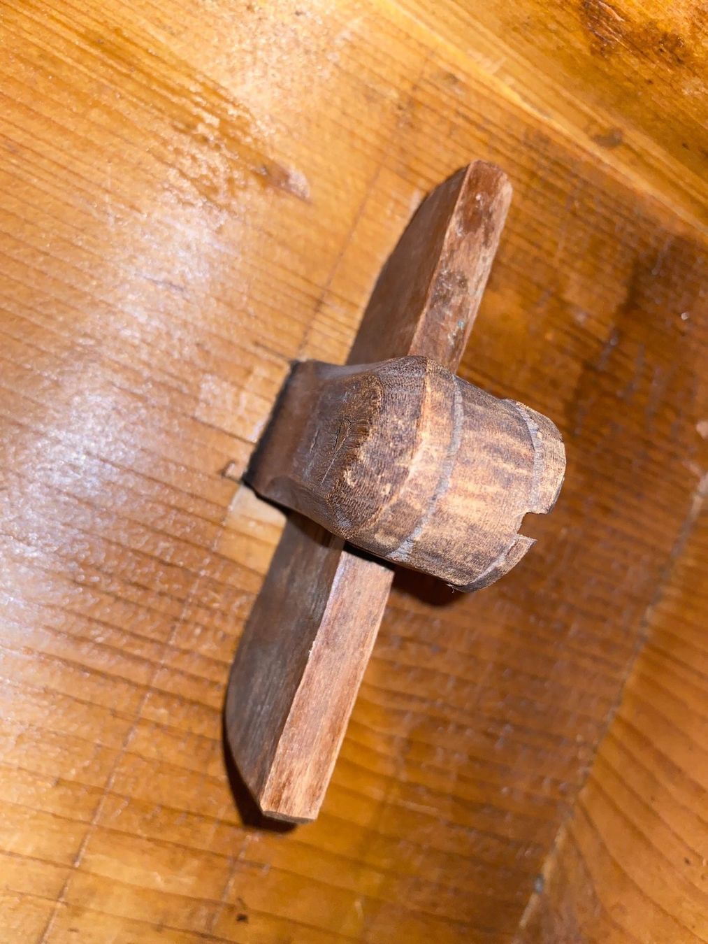 Armadi: Bauernschrank mit Schnitzereien, dunkles Holz – Usato da Muri b. Bern venduto da Chrigubern 4