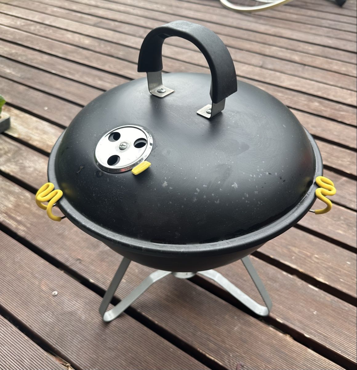 Griglie: Holzkohlegrill rund schwarz – Usato da Zürich venduto da Bibiti