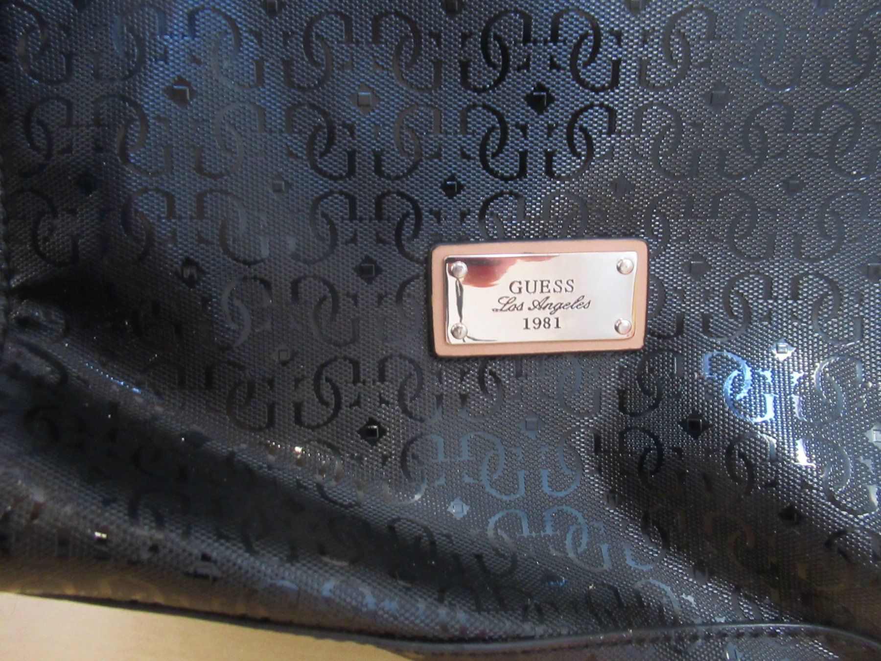 Guess Borse da donna: Handtasche Guess schwarz Logoprint mit Anhänger – Usato da Schwerzenbach venduto da Lordiman 1