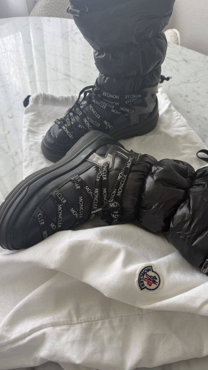 Moncler Scarpe da donna: Stivali  – Nuovo (secondo la descrizione) da Winterthur venduto da ira_fwl6 5