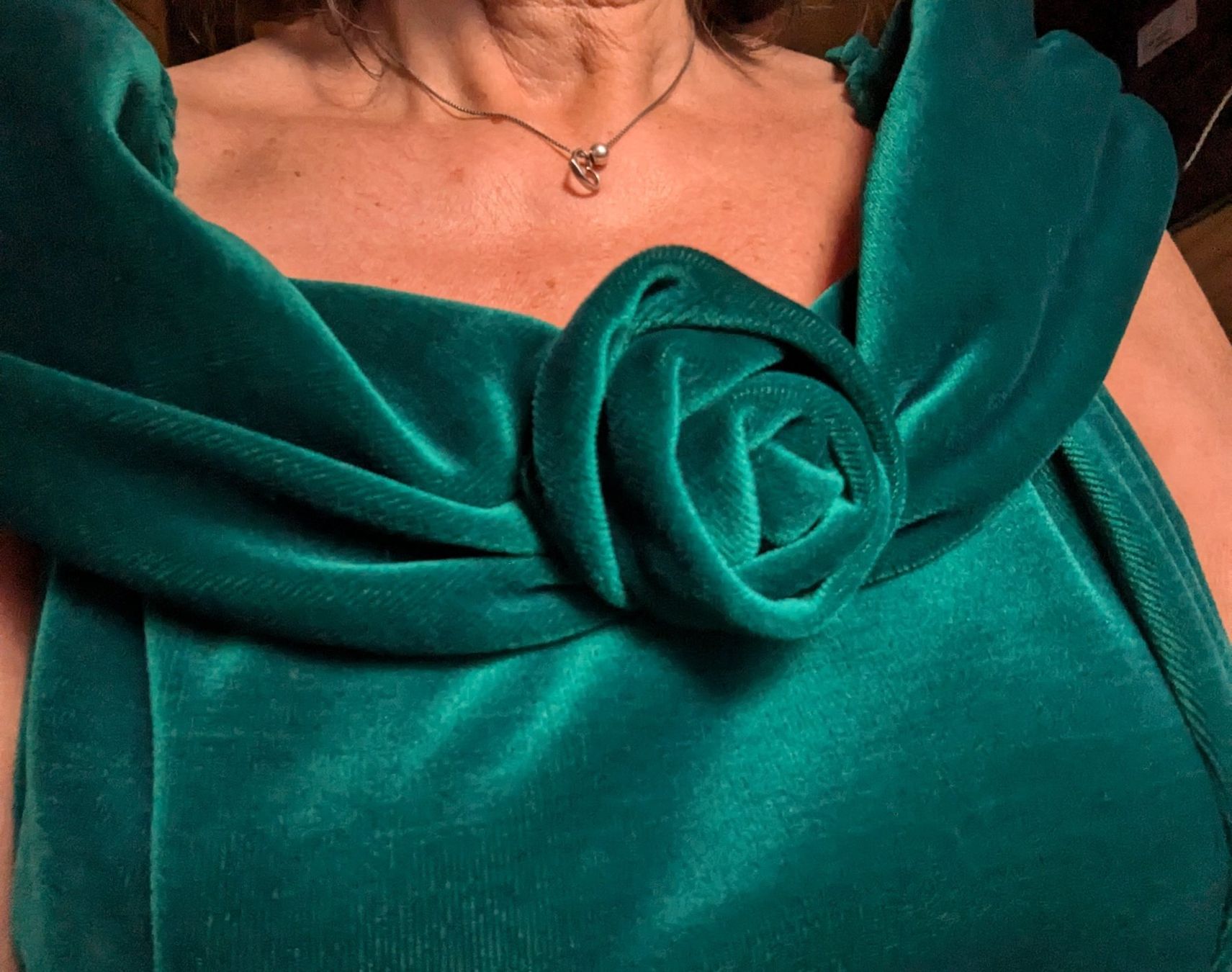Vestiti: Carmenkleid grün Samt Gr. 40 – Usato da Zetzwil venduto da Stritzi