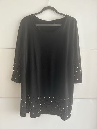 Schwarzes Pulover mit Perlenbesatz –  – Elegantes Früh