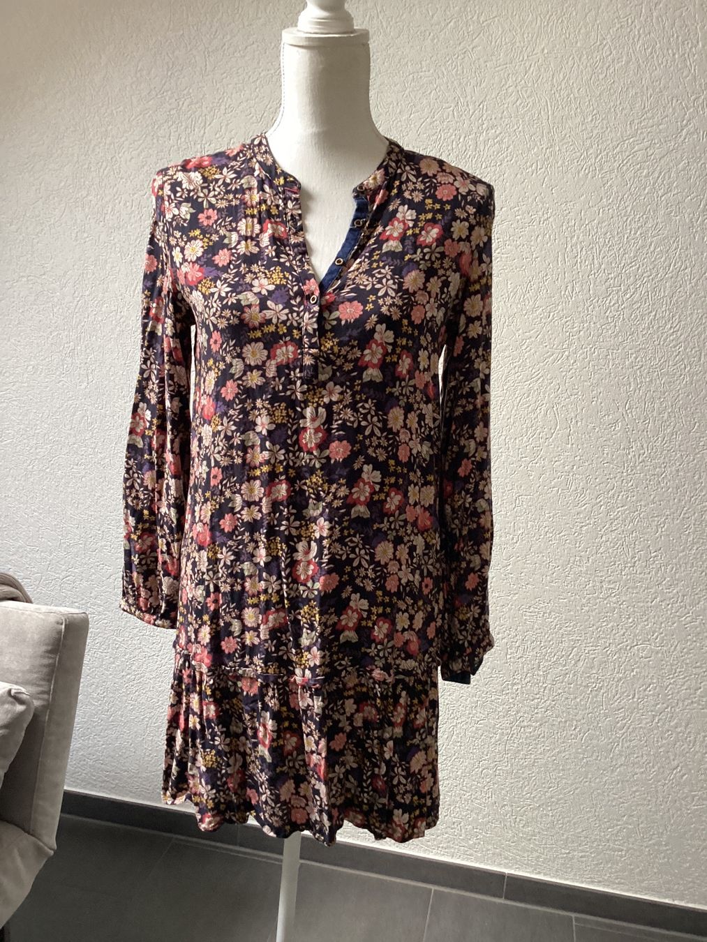 Esprit Vestiti: Schönes, luftiges Esprit edc Kleid mit Blumenmuster Gr. 34 – Usato da Homberg b. Thun venduto da Homata