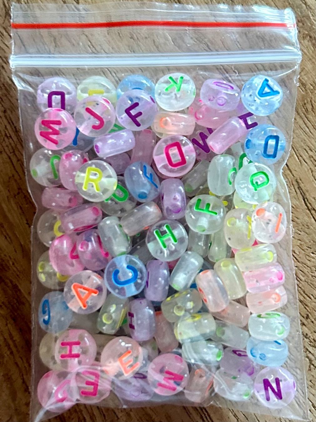 Perle (finte): Bastelperlen Buchstaben bunt / transparent, ca 100 Stück – Nuovo e nell'imballaggio originale da Geneve venduto da vane267