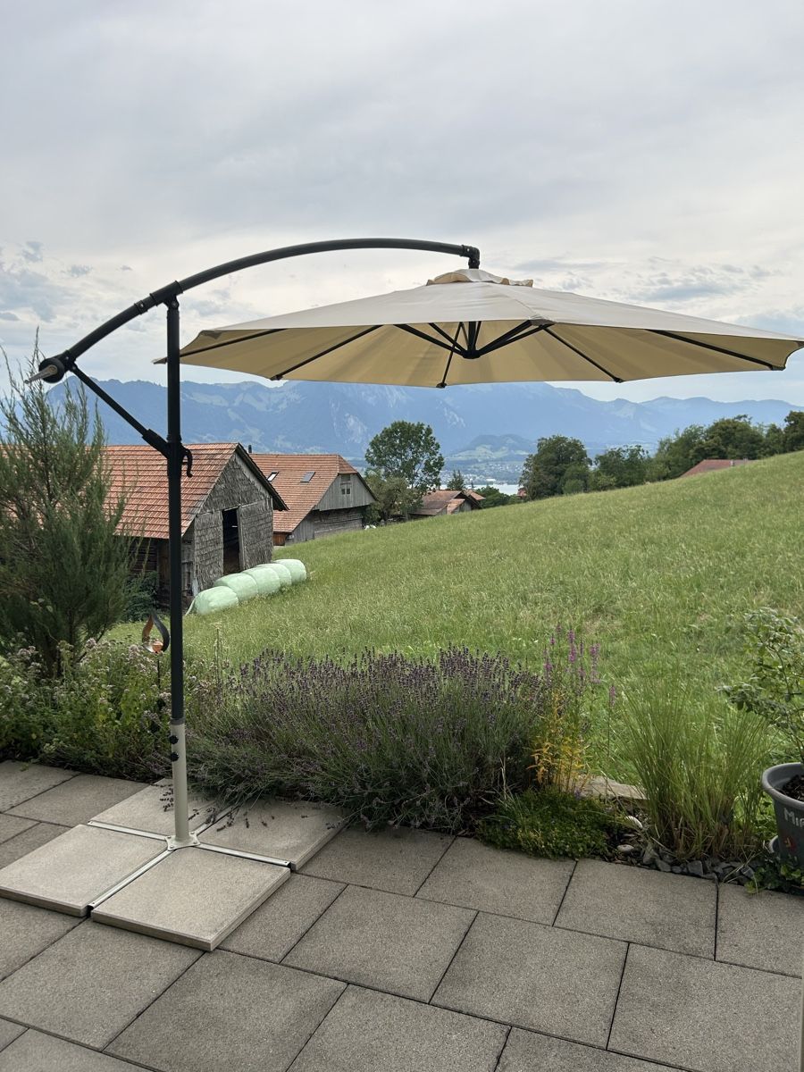 Parasols: Grosser Sonnenschirm inkl. Sockel – D'occasion à Aeschlen ob Gunten par Maensch