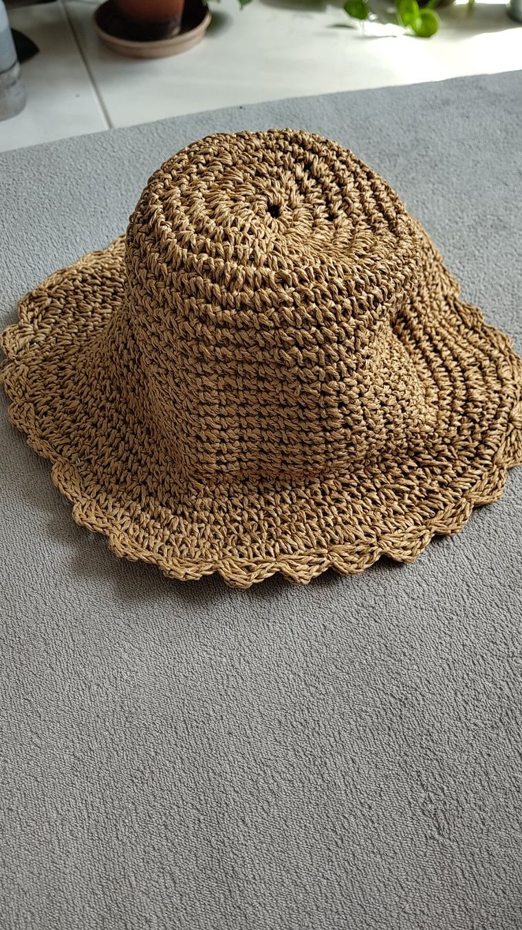 Copricapi, berretti & cappellini: Sonnenhut aus 100% Papier – Usato da Stäfa venduto da mic_b7td 2