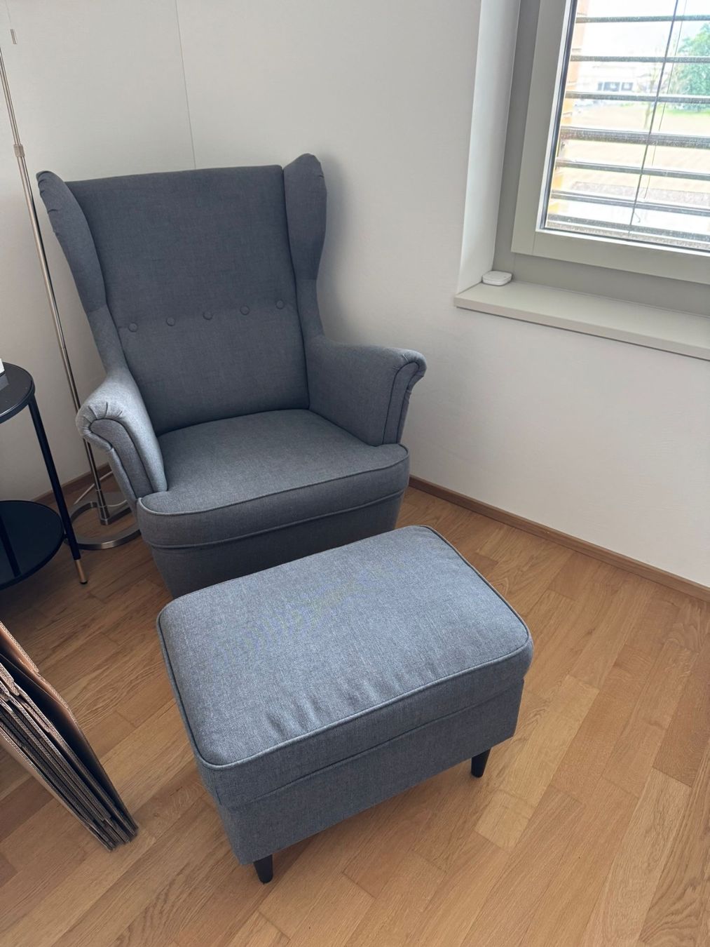 Ikea Poltrone: STRANDMON Sessel inkl. Hocker Dunkelgrau – Usato da Luzern venduto da noz_b7k9