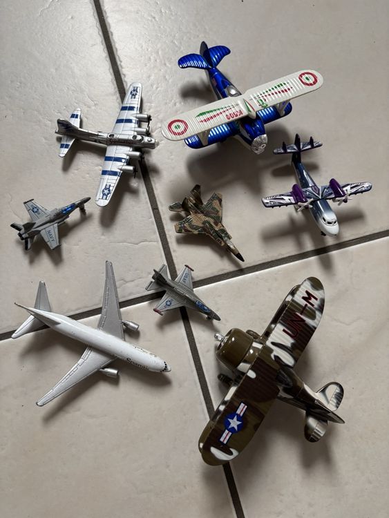 Kits de montage: Petites voitures ,avions métal – D'occasion à Bollion par fran12 1