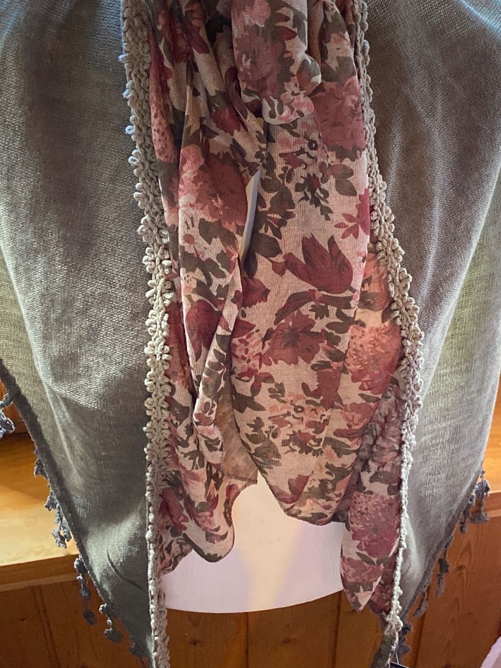 Foulards & écharpes: FOULARD MIT SPITZEN – Neuf avec emballage d'origine à Meienried par ManuelaBoutique 1