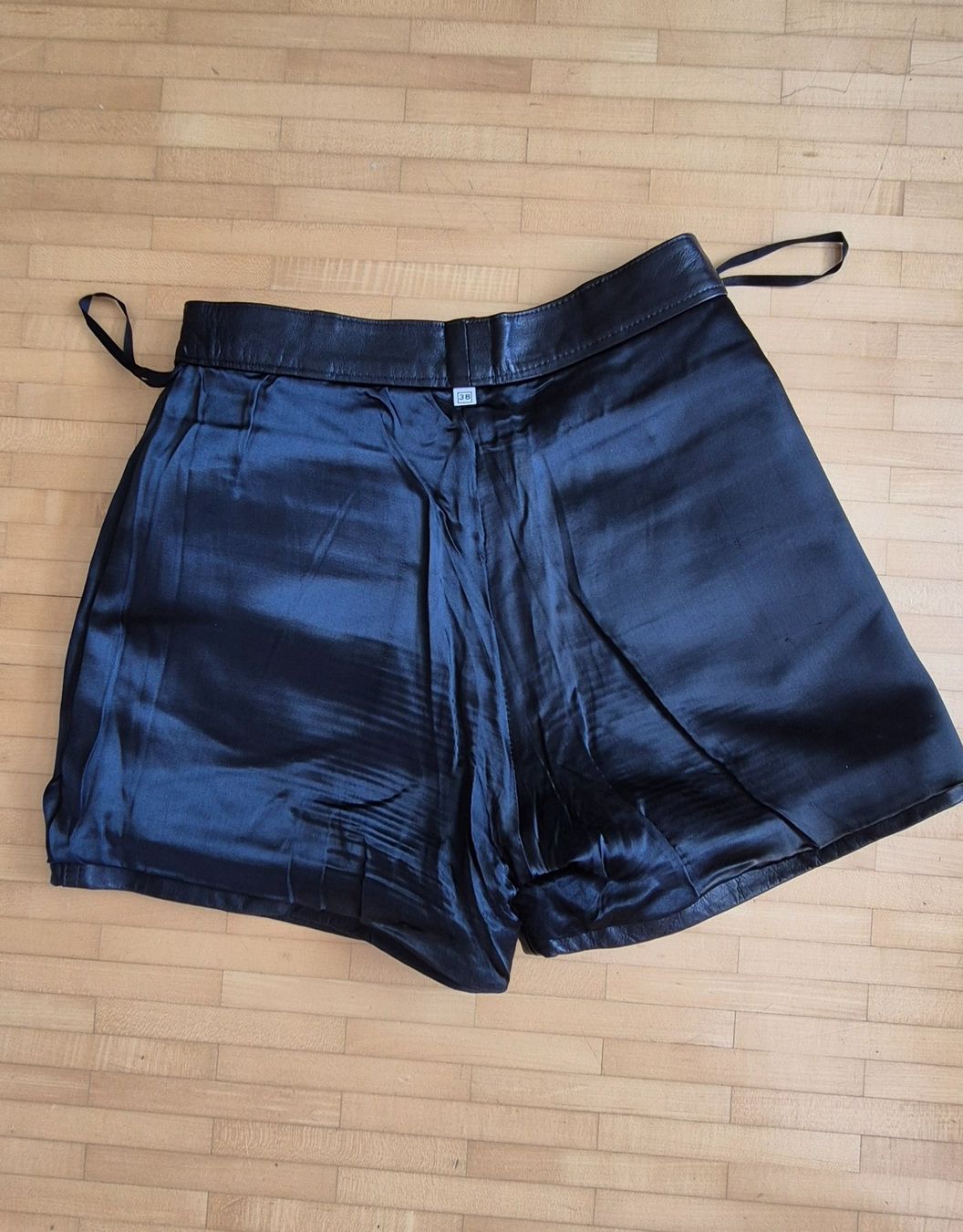 Pantalons: Short vintage en vrai cuir – D'occasion à Villars-sur-Glane par Verocac 8