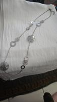 Lunga collana in metallo leggero