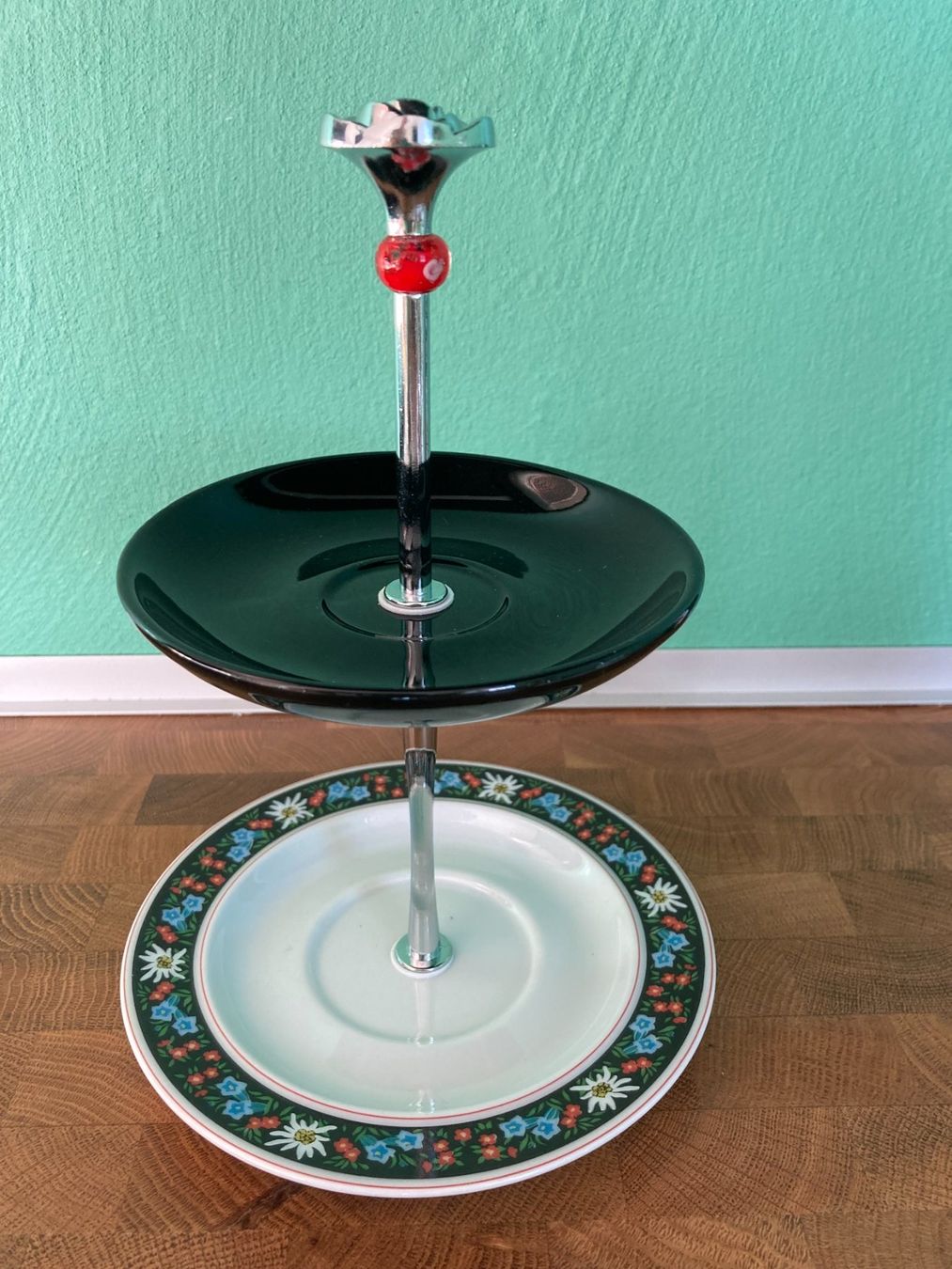 Piatti di portata: Etagere handarbeit mit Langenthal Teller und Glasbead – Usato da Subingen venduto da Etageren 6
