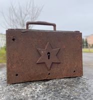Ein antikes Box mit einem besonderen historischen Zweck.