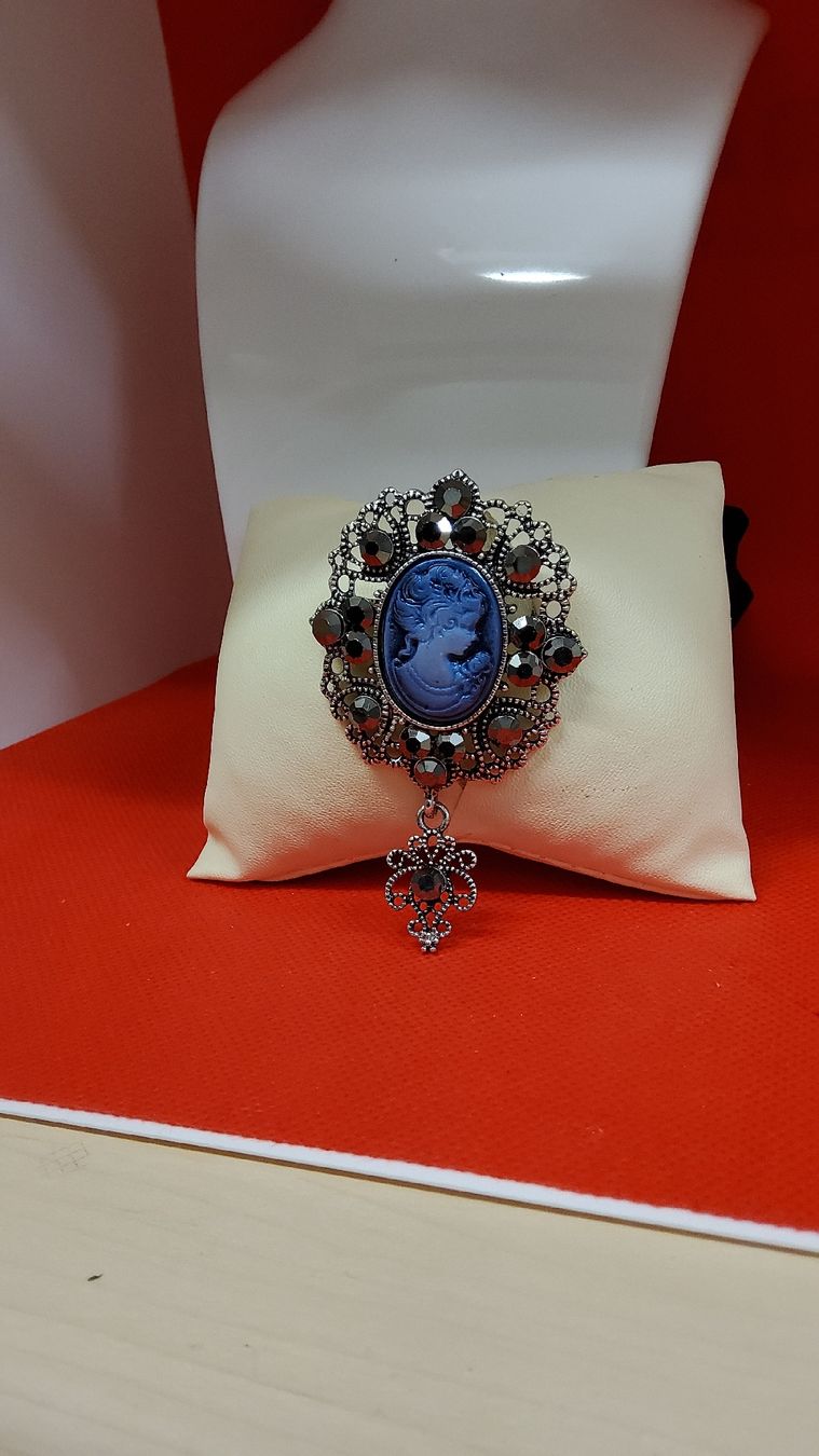 Broschen & Nadeln: Antike Brosch mit Anhänger, blau – Neu (gemäss Beschreibung) aus Herisau von Nluanalucas