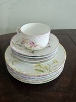 Vintage-Teller und eine Tasse mit Blumenmuster für Sammler
