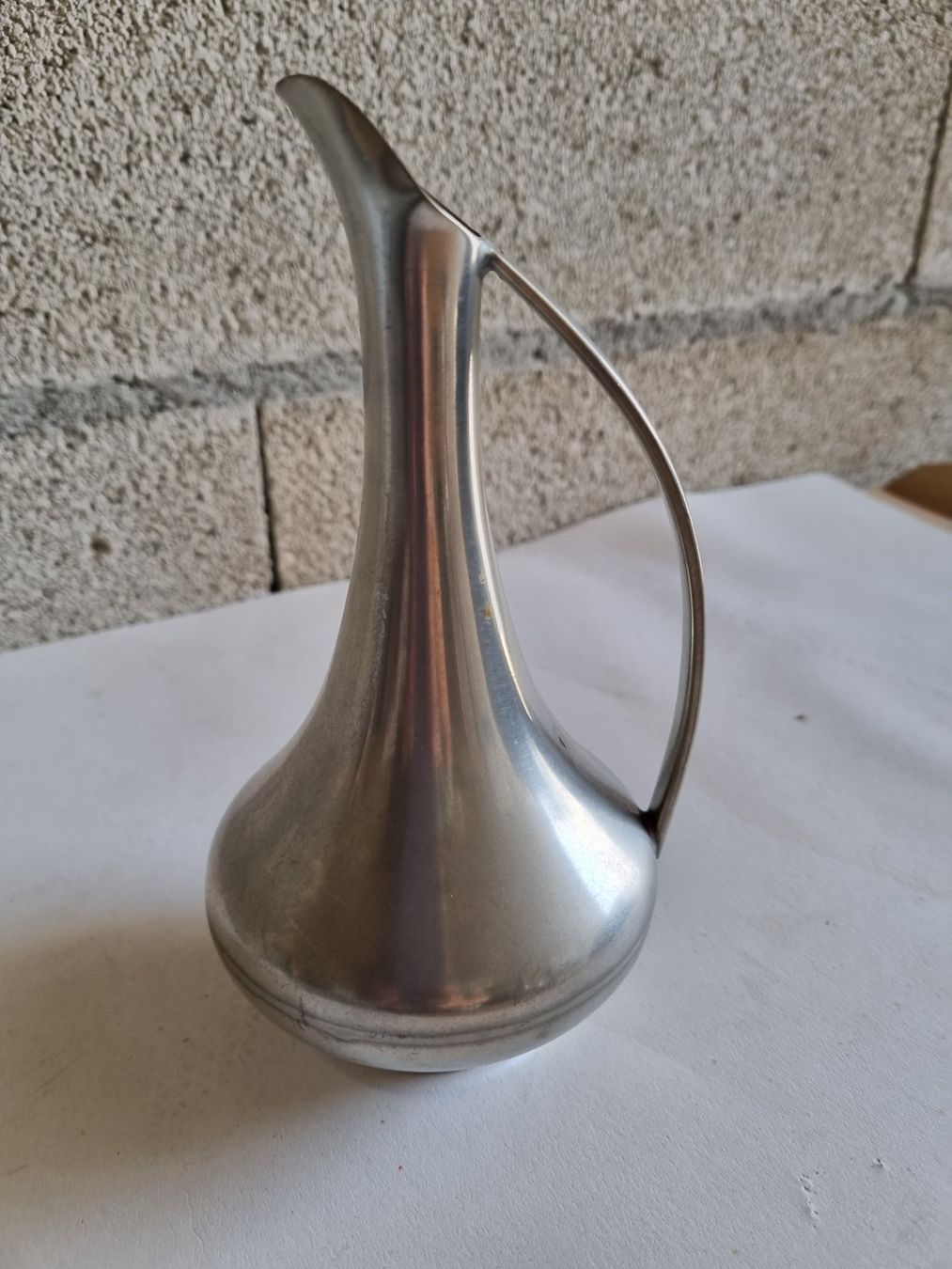Vase & Récipients: Vase en étain design vintage élégant – Neuf (Voir description) à Fontenais par Aube-sauvage.2 1