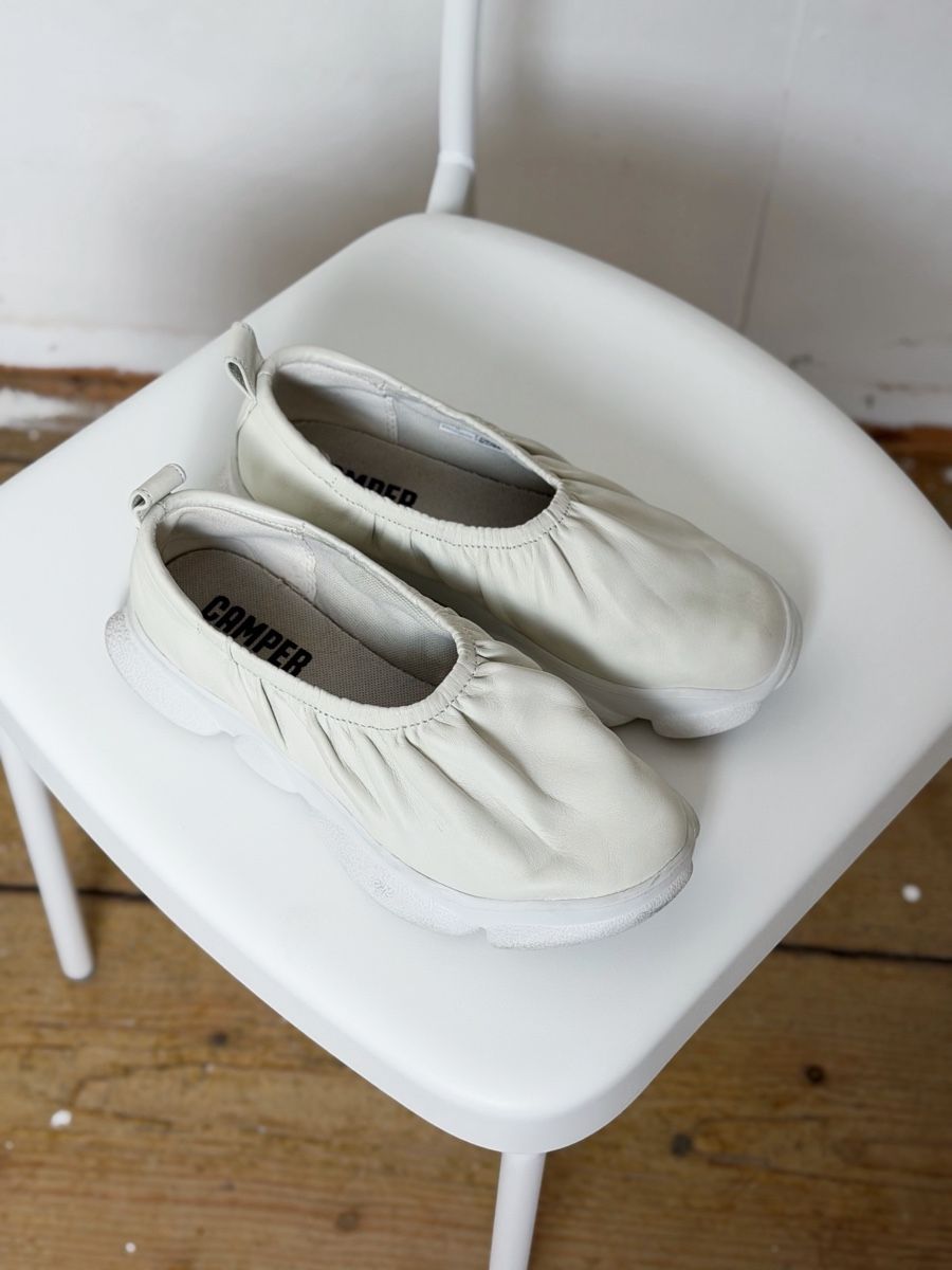 Camper Chaussures femmes: Camper Ballerina slip on sneakers white – D'occasion à Knonau par Grapesvintage 1